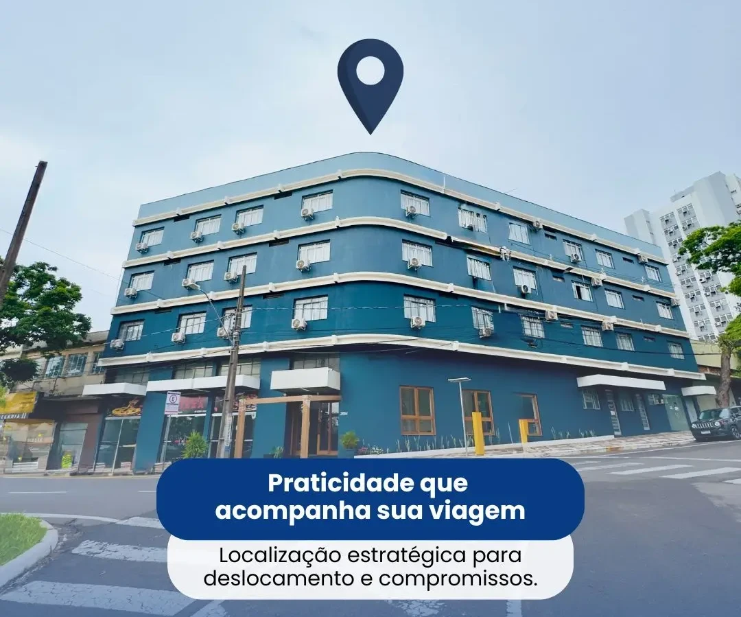 Fachada azul do Presidente Hotel em Umuarama, com mensagem sobre sua localização